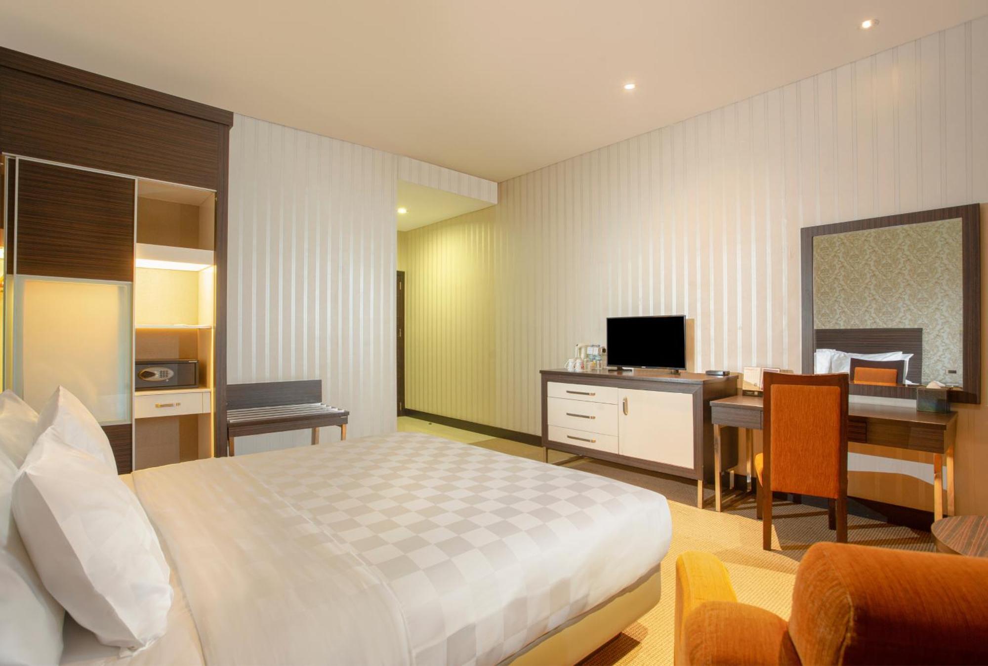 Swiss-Belhotel Kendari Exteriör bild