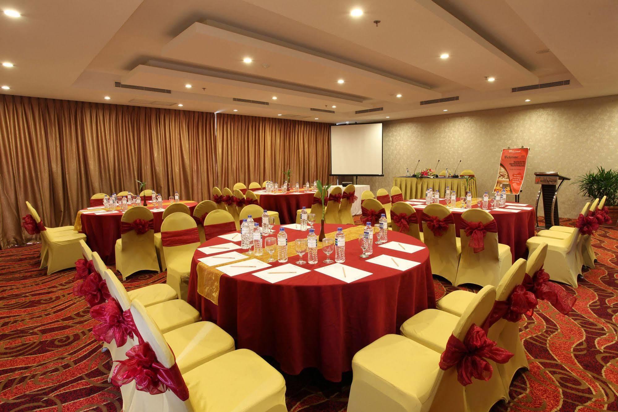 Swiss-Belhotel Kendari Exteriör bild